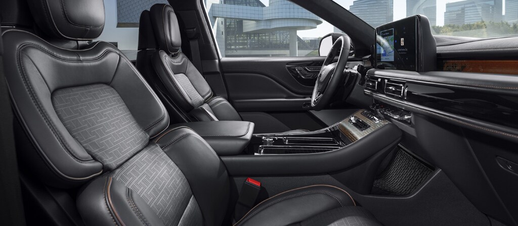 L’intérieur d’un Lincoln Aviator® Black Label® 2027 avec la thématique Invitation