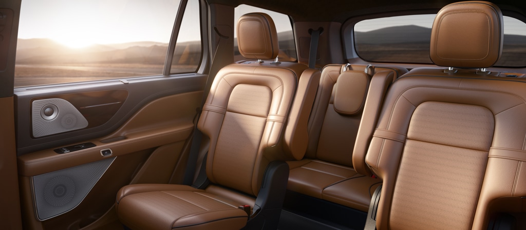 Les somptueux sièges de deuxième rangée garnis de cuir d’un Lincoln Aviator® Black Label®