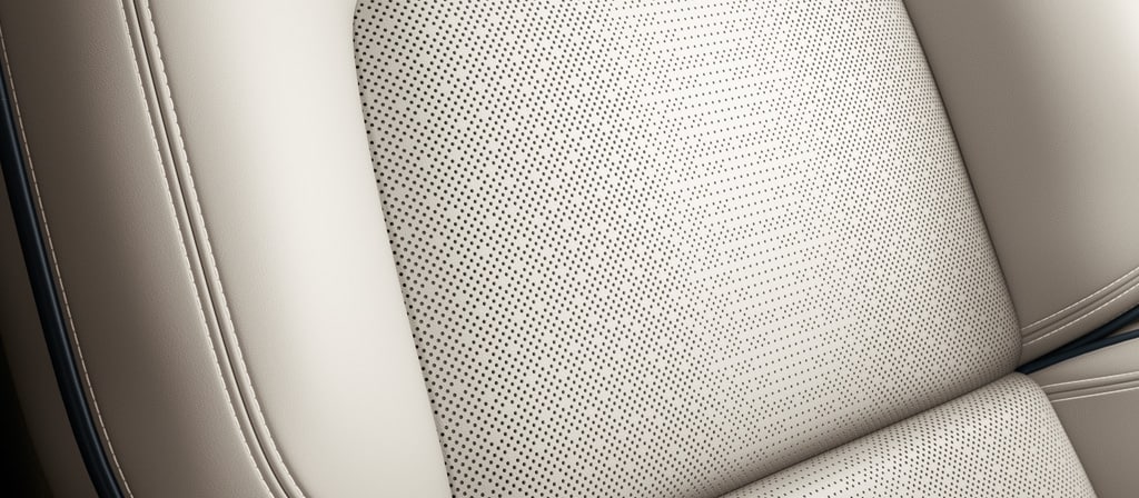 Gros plan sur le motif de perforation des sièges du thème Moonbeam