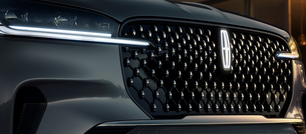 Un logo étoile Lincoln illuminé brille au centre de la calandre d’un Lincoln Aviator® Black Label® 2027