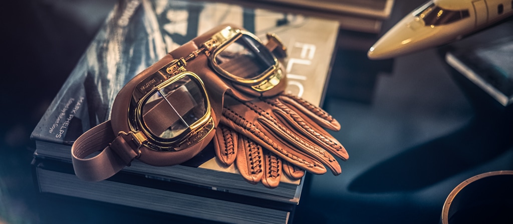 Les lunettes et les gants en cuir évoquent l’inspiration de la thématique Flight