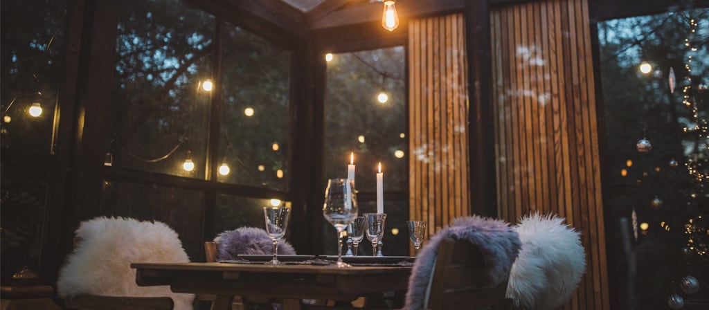 Une salle à manger extérieure prête à accueillir un repas convivial