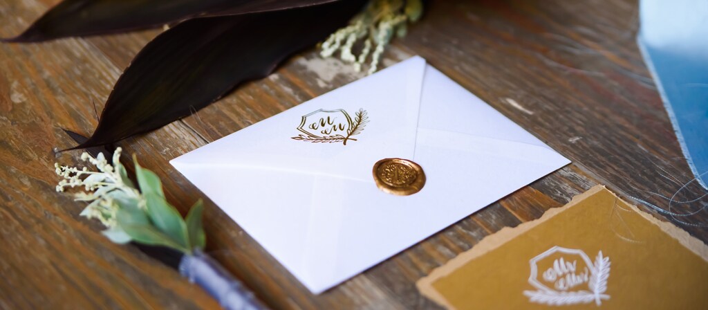 Une enveloppe scellée à la cire vous sert d’invitation