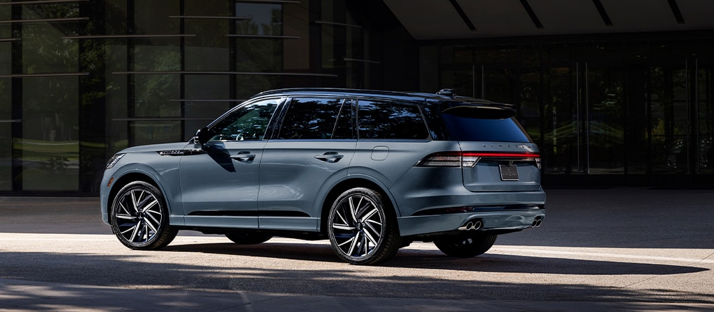 Applique en bois véritable Khaya du thème Invitation sur la console centrale d'un VUS Lincoln Black Label Navigator® 2026