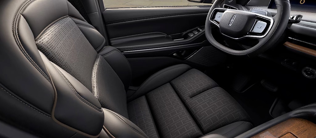 Ce motif sur la surface en cuir des sièges du thème invitation représente une pergola