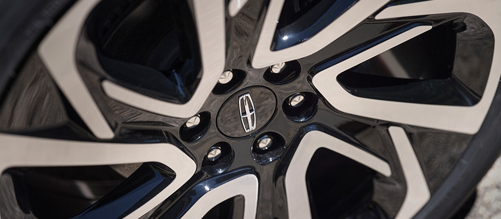 Les jantes de 24 pouces en noir ébène brillant avec finition usinée brillante en option sur le VUS Lincoln Navigator® Black Label 2026