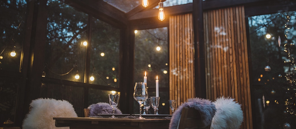 Une salle à manger haut de gamme suggère le caractère accueillant du thème Lincoln Black Label Invitation