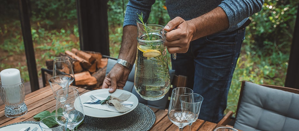 Une personne apprête une table de salle à manger pour refléter l'esprit du thème invitation Lincoln Black Label™ 2026