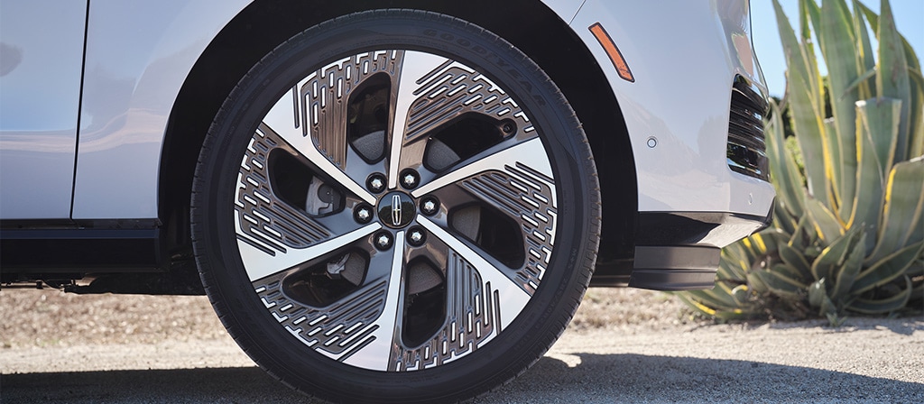 Jantes élégantes inspirées du thème atmosphérique sur un VUS Lincoln Black Label Navigator® 2026