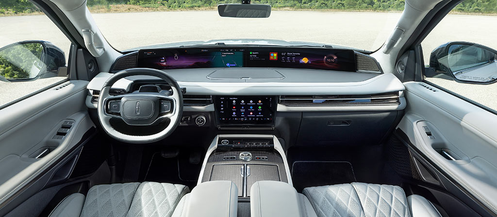 L'écran panoramique s'étend sur toute la largeur d'un VUS Lincoln Black Label Navigator® 2026 avec le thème intérieur Atmosphérique