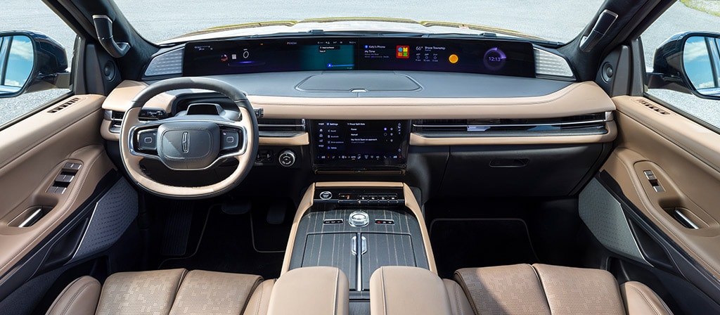 L'intérieur du VUS Lincoln Black Label Navigator® 2026 est doté d'un écran panoramique spectaculaire