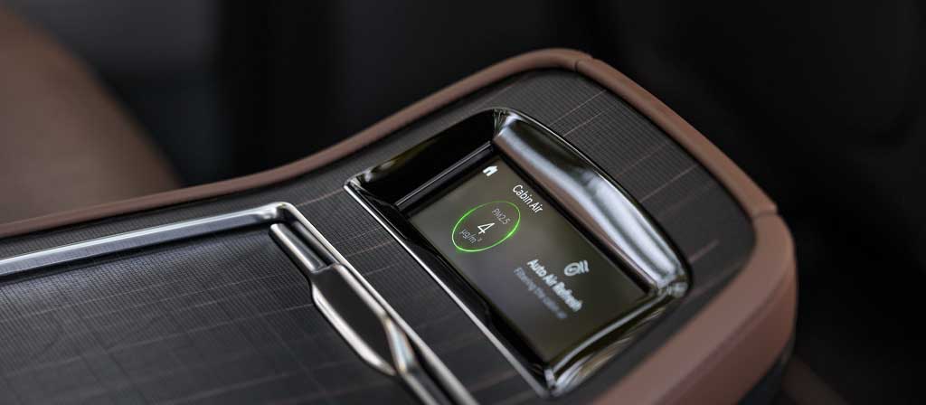 L’appliqué en bois véritable Horizon Grid sur les commandes de la console de deuxième rangée en option d’un modèle Lincoln Navigator® Black Label™ 2027