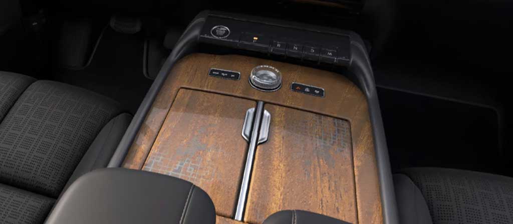 Appliqué en bois véritable Khaya de la thématique Invitation sur la console centrale d’un modèle Navigator® Lincoln Black Label™ 2027