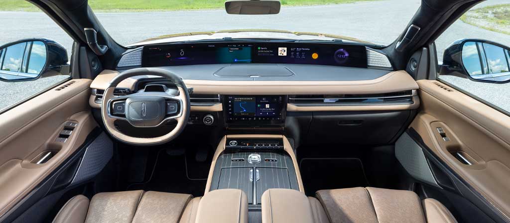 L’intérieur d’un modèle Lincoln Navigator® Black Label™ 2027 accueille un écran panoramique spectaculaire