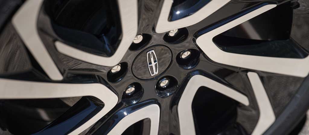 Jante de 4 po peinte en noir ébène très brillant avec fini usiné brillant sur un modèle Lincoln Navigator® Black Label™ 2027