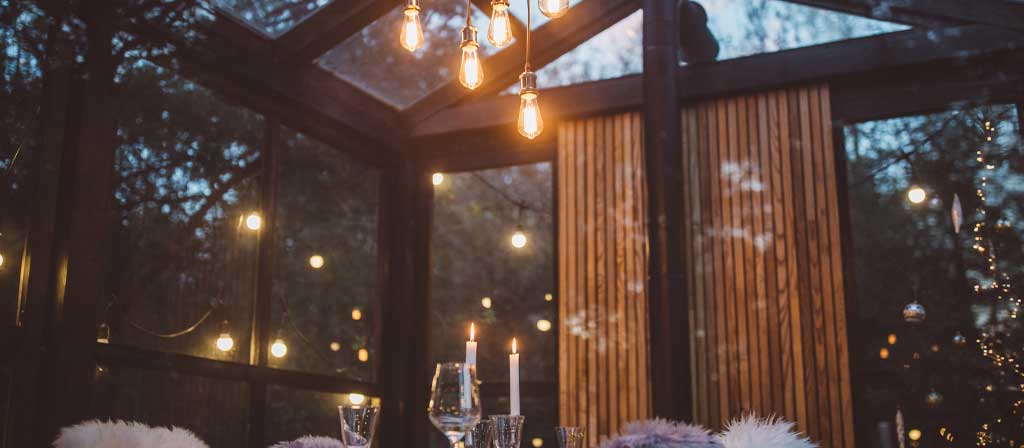 Un coin repas haut de gamme suggère la nature accueillante de la thématique Invitation de Lincoln Black Label™