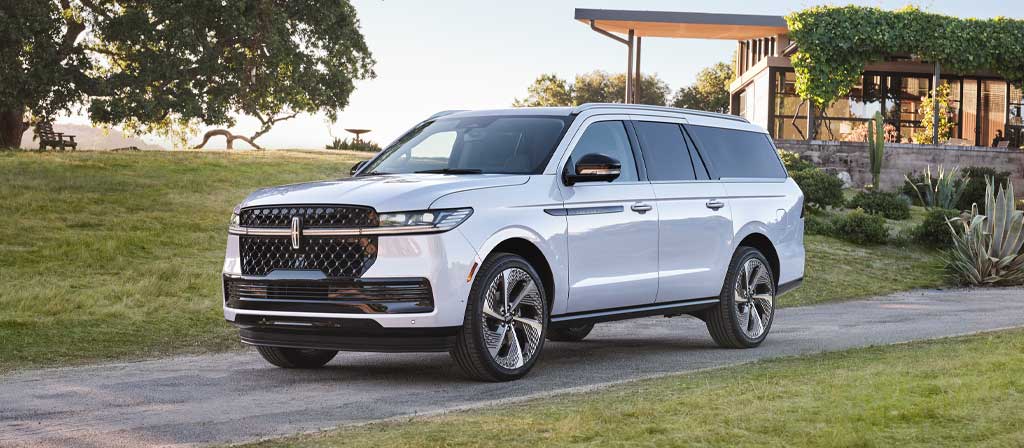 Le VUS Lincoln Navigator® Black Label™ 2027 avec la thématique Atmospheric présente des détails extérieurs couleur cuivre