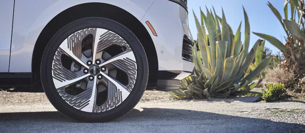 Jantes en aluminium cuivre rayonnant de 24 po propres à la thématique Atmospheric sur un modèle 2027 Lincoln Navigator® Black Label™