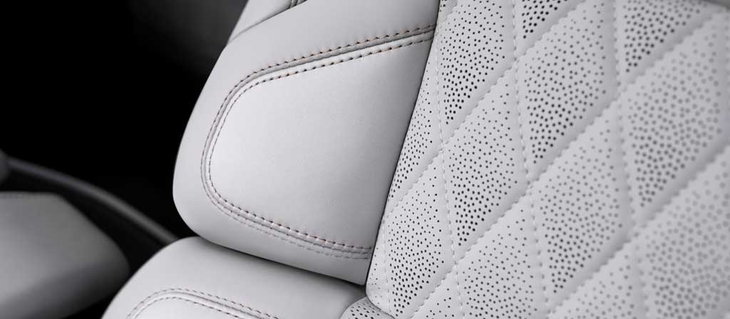 L’insert matelassé des sièges avant de la thématique Atmospheric dans un modèle 2027 Lincoln Navigator® Black Label™