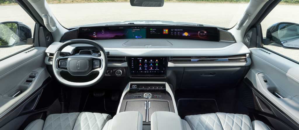 L’affichage panoramique s’étend sur la largeur d’un modèle Lincoln Navigator® Black Label™ 2027 avec la thématique intérieure Atmospheric
