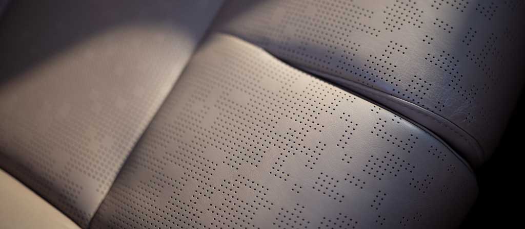 Gros plan sur les surfaces des sièges en cuir Opulence de la thématique Enlighten dans un modèle Lincoln Navigator® Black Label™ 2027