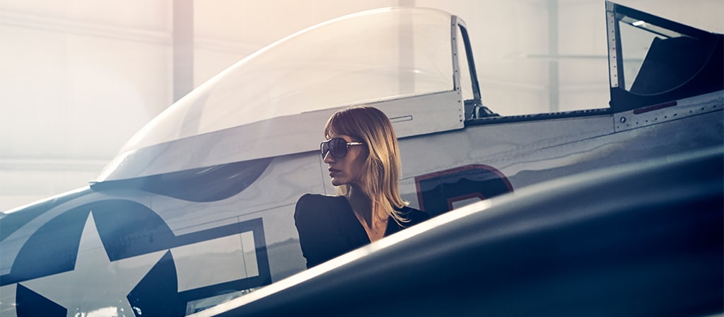 Une femme est présentée à côté d’un avion d’époque afin d’évoquer l’inspiration du thème Flight de Lincoln Black Label.
