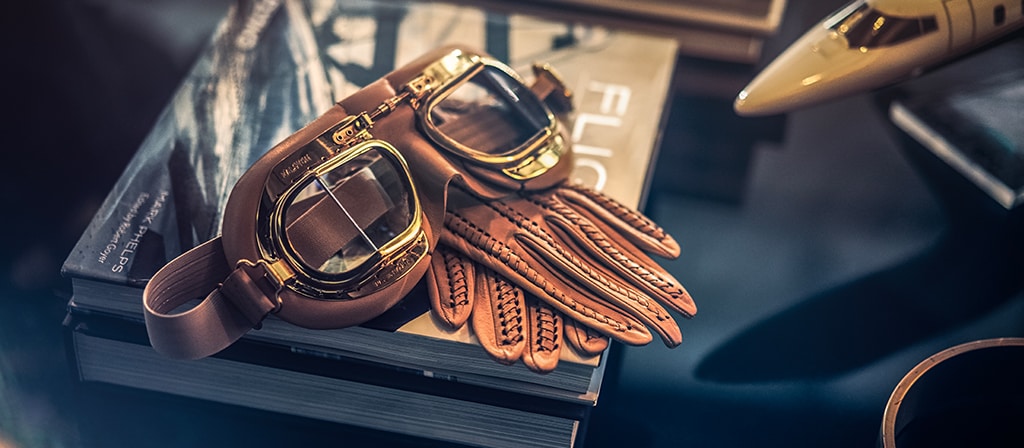 Des lunettes et des gants d’aviation évoquent l’inspiration de la thématique Flight de Lincoln Black Label