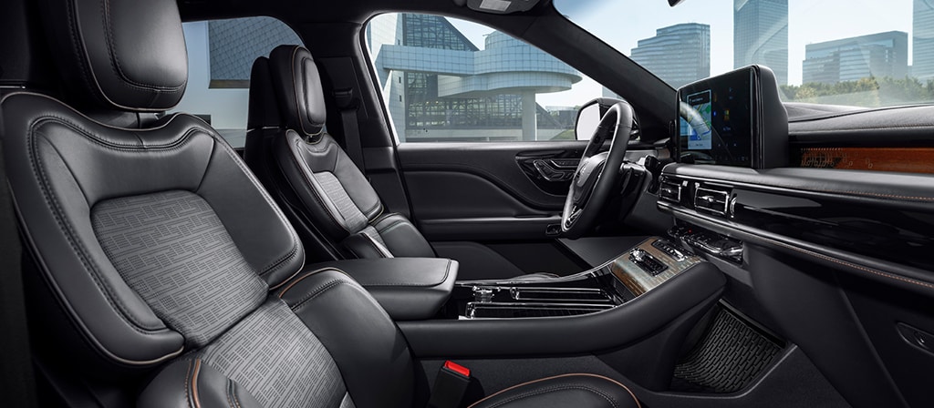 Des détails en cuir riche et d’autres matériaux haut de gamme composent le thème intérieur Invitation de Lincoln Black Label.