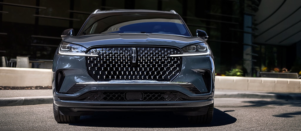 La calandre éblouissante d’un VUS Lincoln Black Label Aviator® 2026 scintillant au soleil