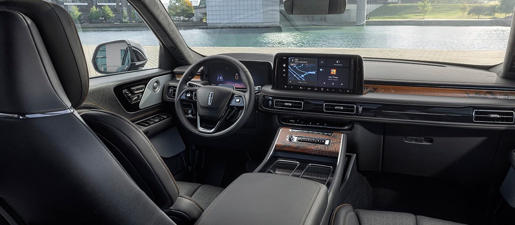 L’habitacle avant d’un VUS Lincoln Black Label Nautilus® 2025 est présenté avec le thème intérieur Invitation.