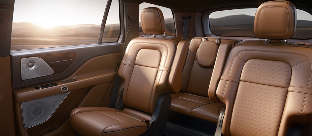Les sièges capitaine de la deuxième rangée d’un VUS Lincoln Black Label Aviator® 2025 sont présentés avec le thème intérieur Flight.