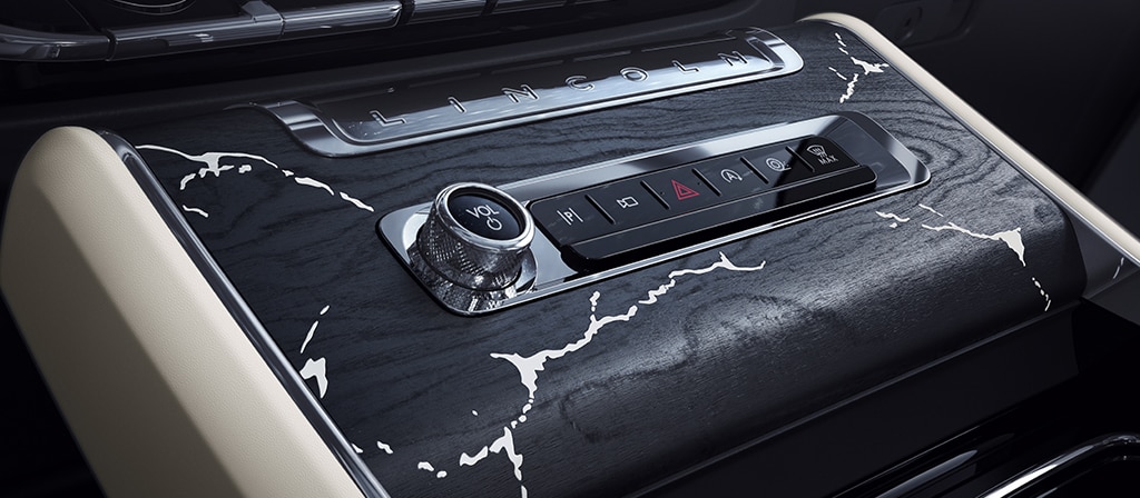 La console centrale d’un VUS Lincoln Black Label Aviator® 2026 avec applique au fini marbré
