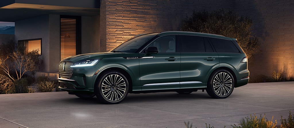 Un VUS Lincoln Black Label Aviator® 2026 est garé dans l’entrée d’une maison moderne dans le sud-ouest