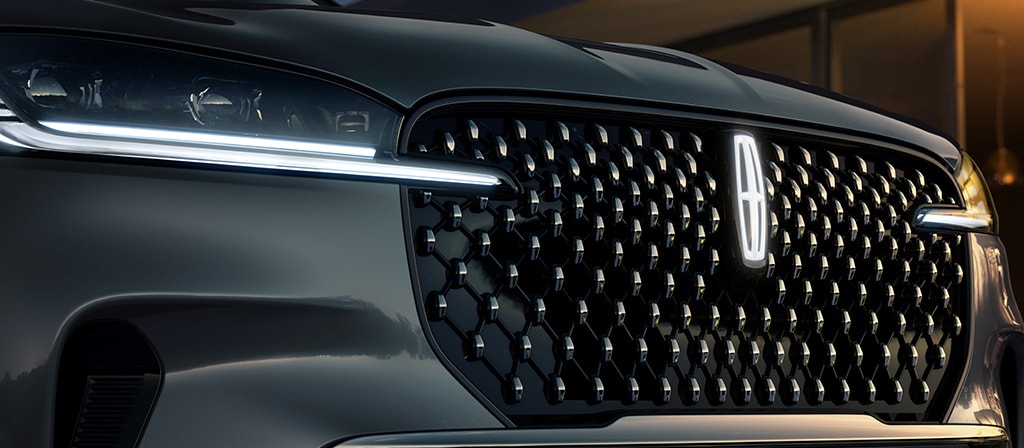 La calandre du VUS Lincoln Black Label Aviator® 2026 avec le logo lumineux Lincoln Star au centre