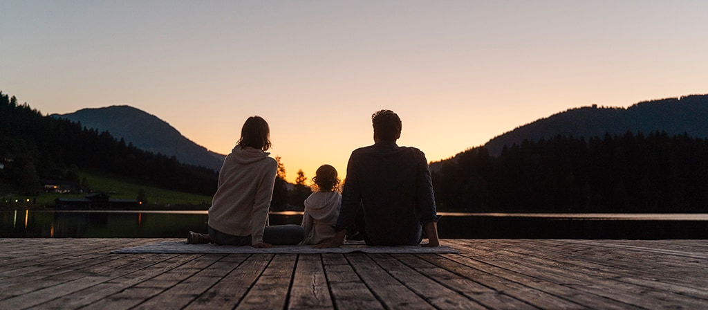 Une famille profitant d’un coucher de soleil ensemble
