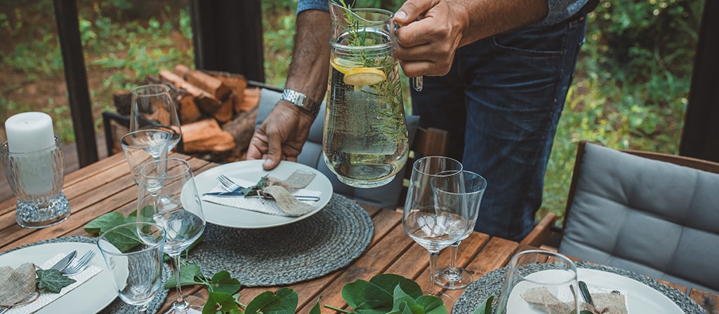 Une table à manger est dressée afin de reproduire l’inspiration du thème d’invitation Lincoln Black Label.