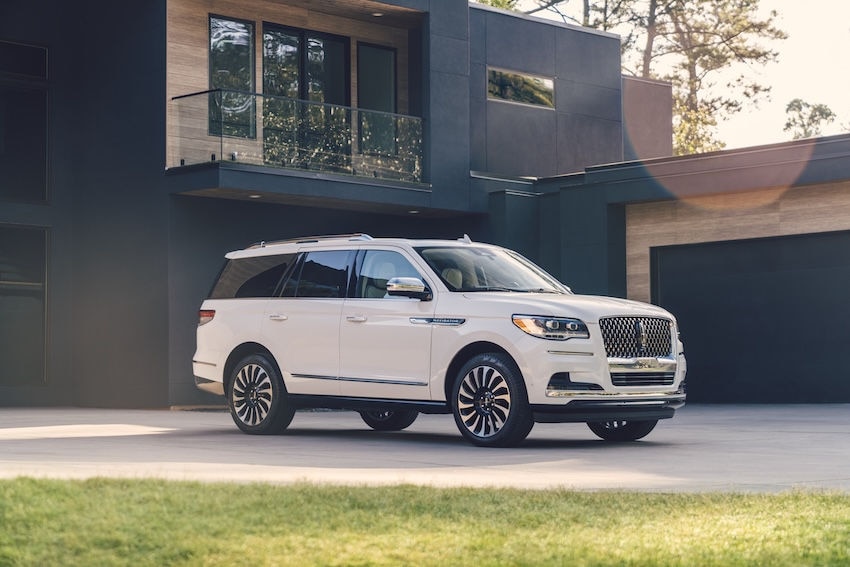 Un Lincoln Navigator 2024 stationné devant un bâtiment.