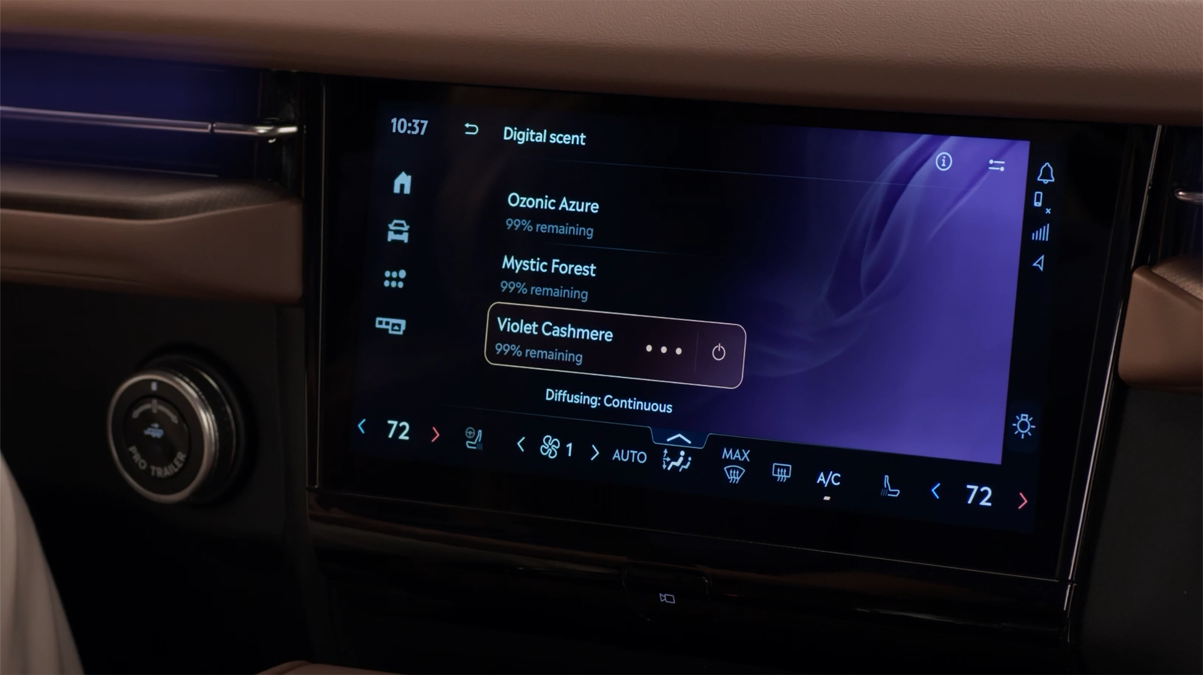 Gros plan sur une main insérant une cartouche de Parfum Numérique Lincoln dans une fente située à l’intérieur de la console centrale.