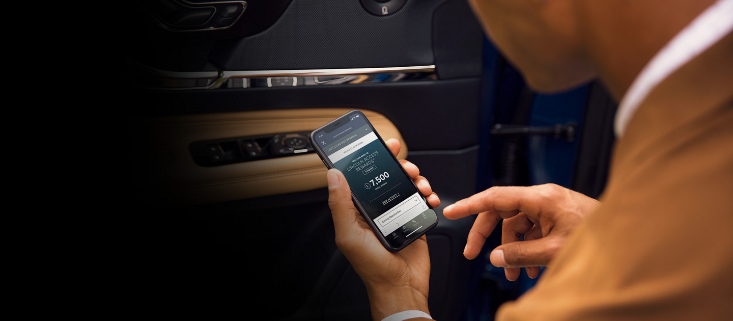 Une personne utilise l’appli Lincoln Way