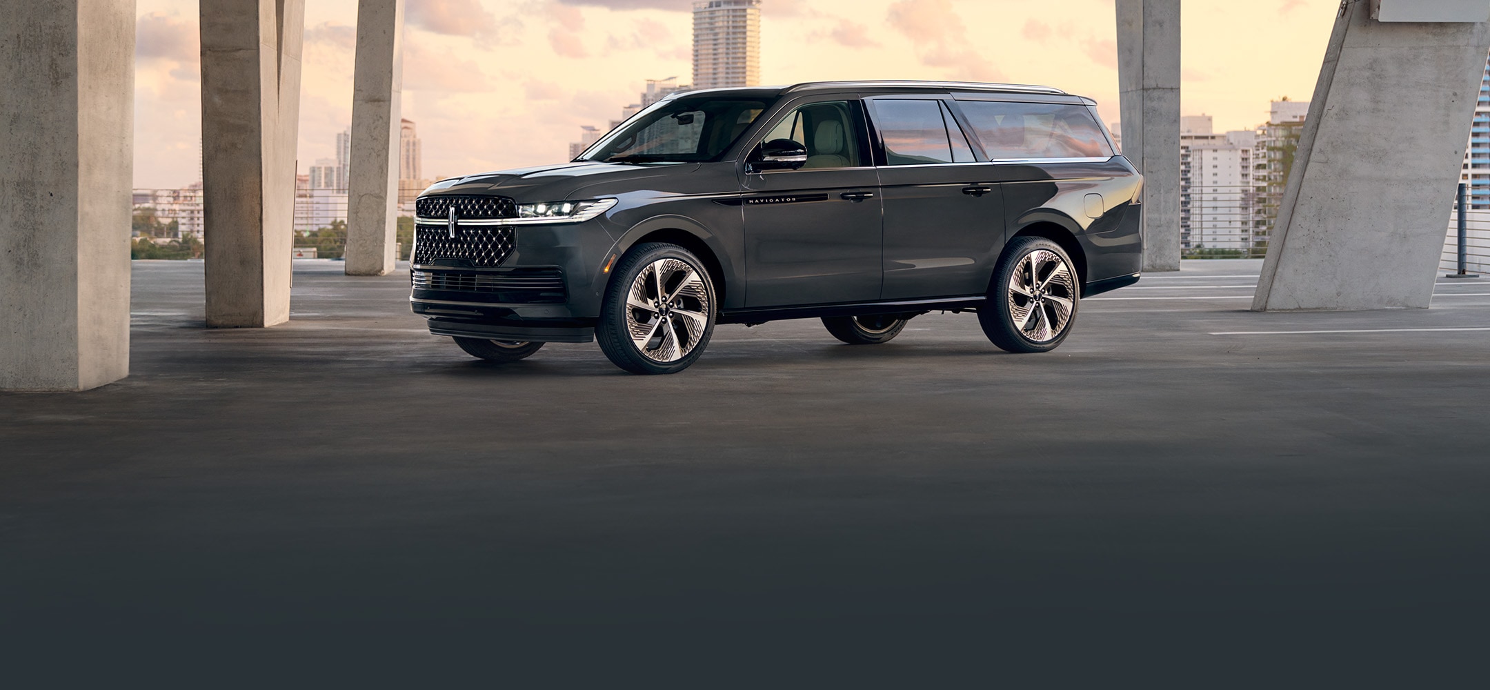 Un véhicule Lincoln Black Label Navigator 2025 stationné, donnant un point de vue panoramique sur l’horizon.