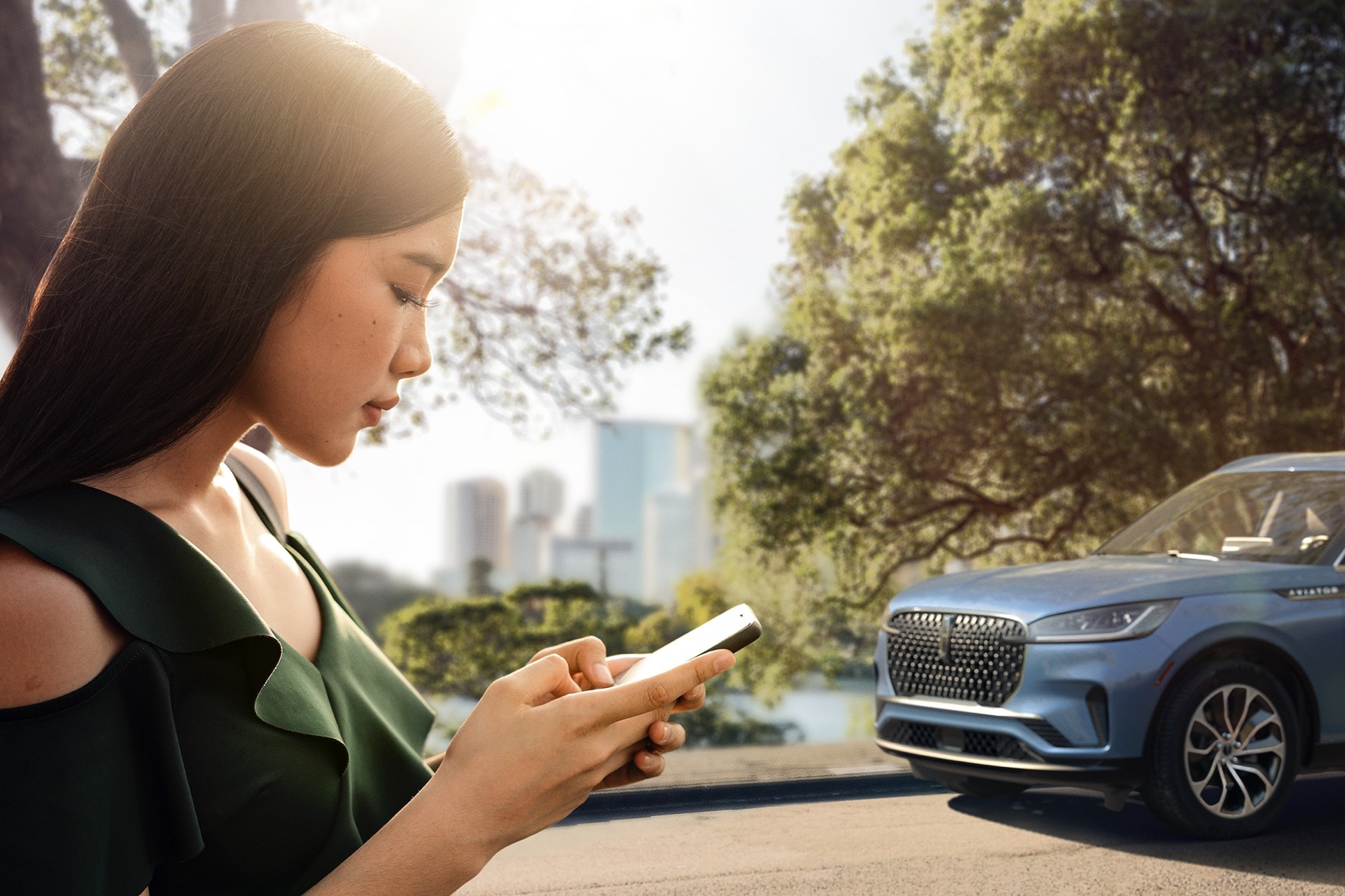 Une personne marche à côté d'un Lincoln Corsair