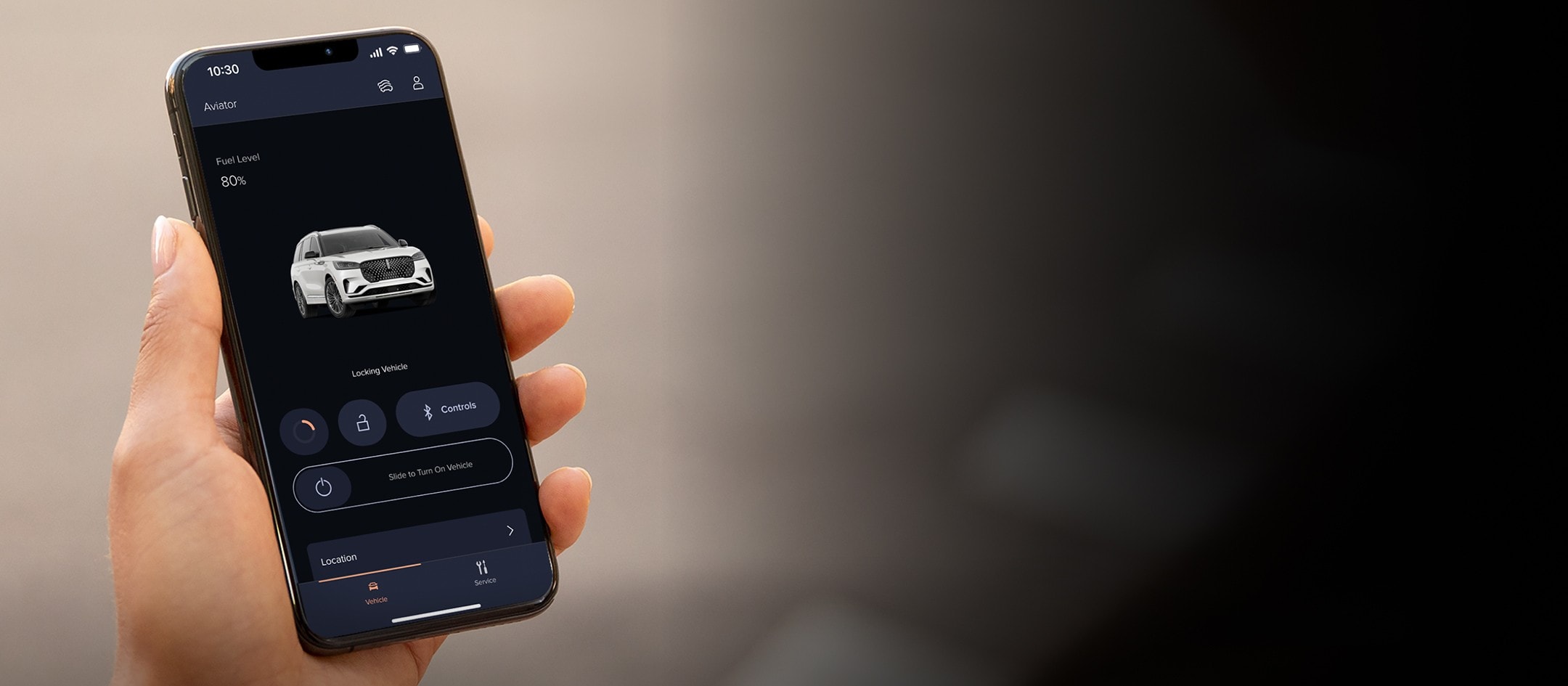 Homme utilisant le téléphone comme clé de l’application Lincoln Way