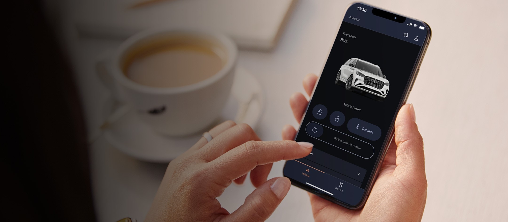Femme utilisant l’application Lincoln Way