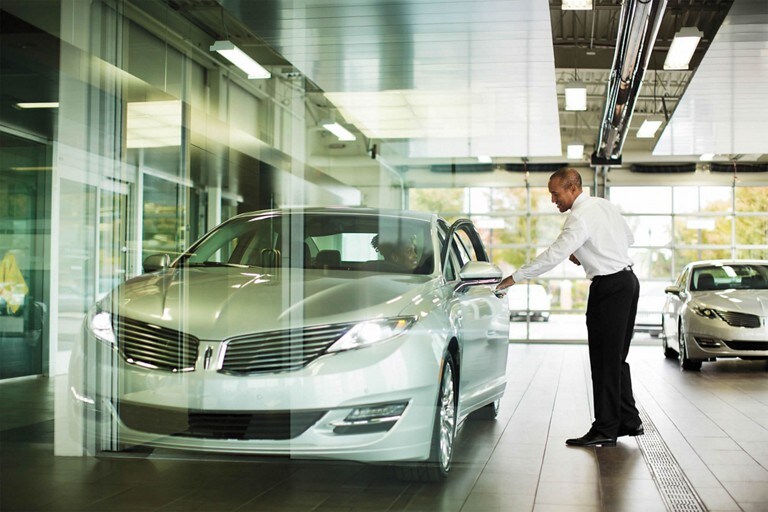 Un Lincoln MKC 2018 dans la couleur extérieure argent lingot est présenté chez un concessionnaire Lincoln