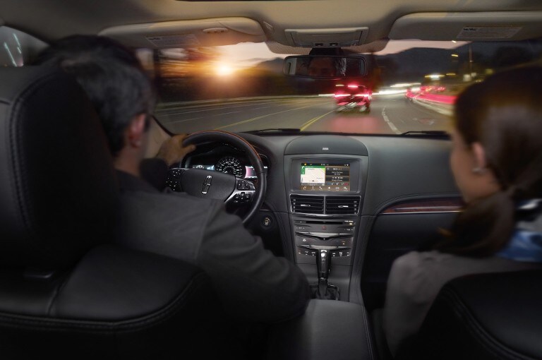 Des clients Lincoln utilisant le GPS pendant qu'ils conduisent