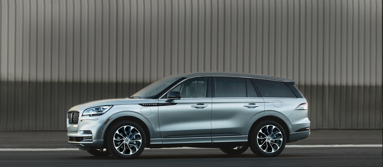 Un Lincoln Aviator 2023 conduit dans la rue