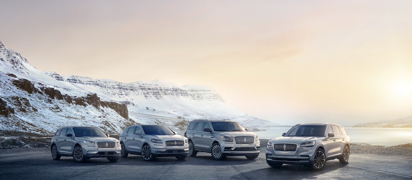 La gamme de véhicules Lincoln Canada est présentée devant des montagnes