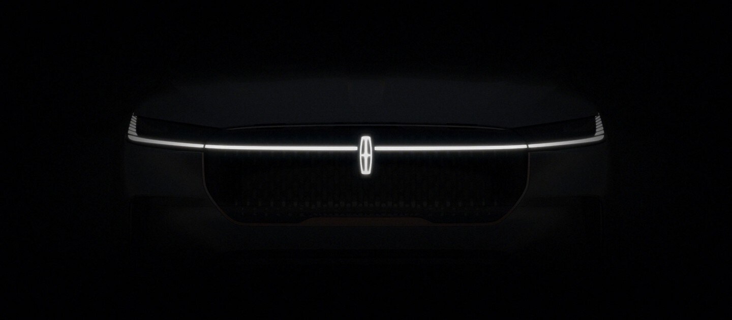 L'emblème du véhicule électrique Lincoln illumine le fond noir
