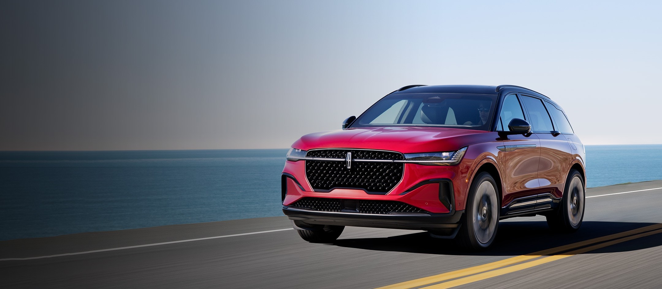 Le Lincoln Nautilus 2025 VUS conduit sur une route