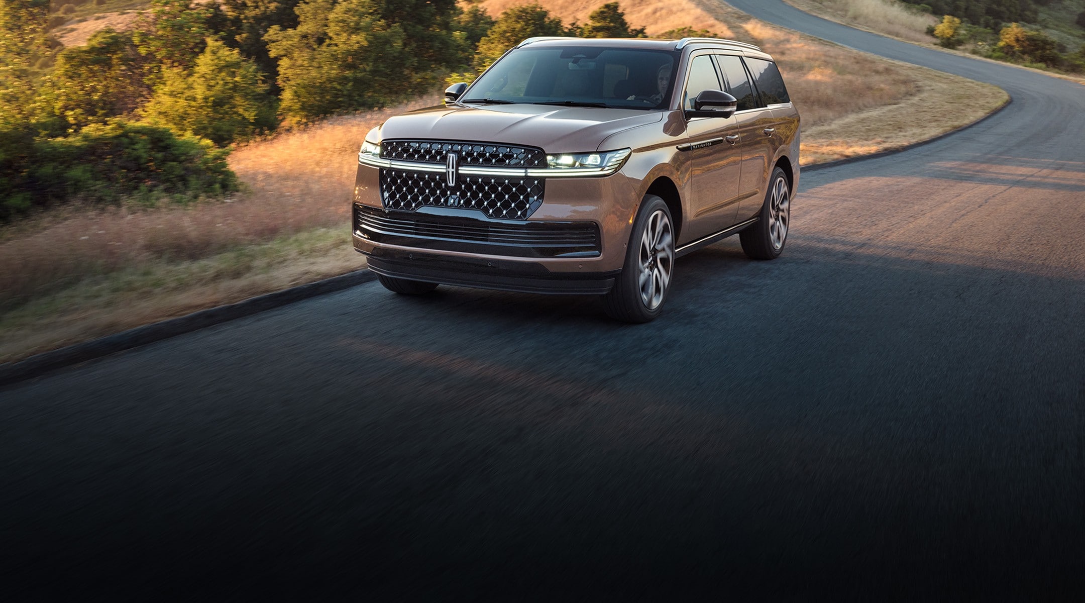 Le Lincoln Navigator Black Label 2025 sur une route